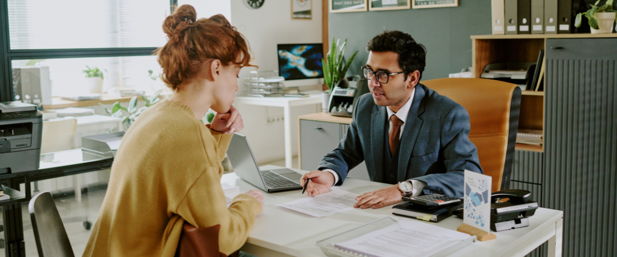 blog-how -to-prepare-for-a-recession An image of a banker and small business owner sitting down to discuss their small business.