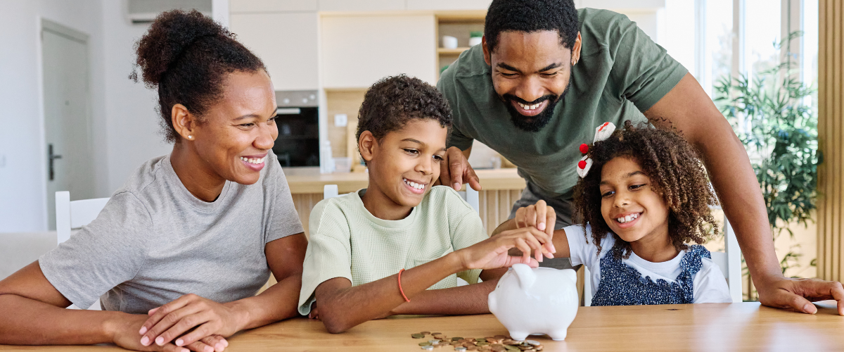 Image of parents teaching their kids about money.