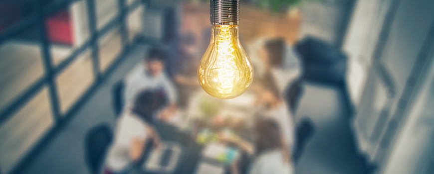 Image of business people with a light bulb symbolizing an idea.